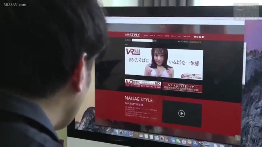 办公桌前 · 专注 · 电脑显示器 · 灰色上衣 · 屏幕内女优胸部特写