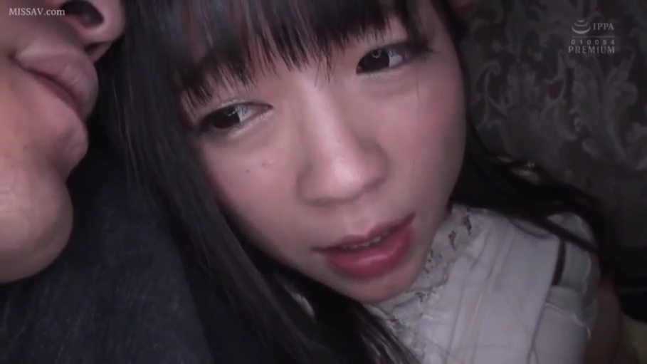 室内 · 眼睛特写 · 羞涩 · 白色蕾丝上衣
