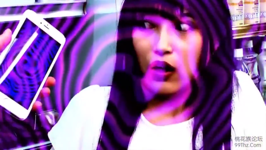 面部特写 · 白色上衣 · 手机 · 便利店 · 失神 · 正面 · 被催眠 · 催眠特效