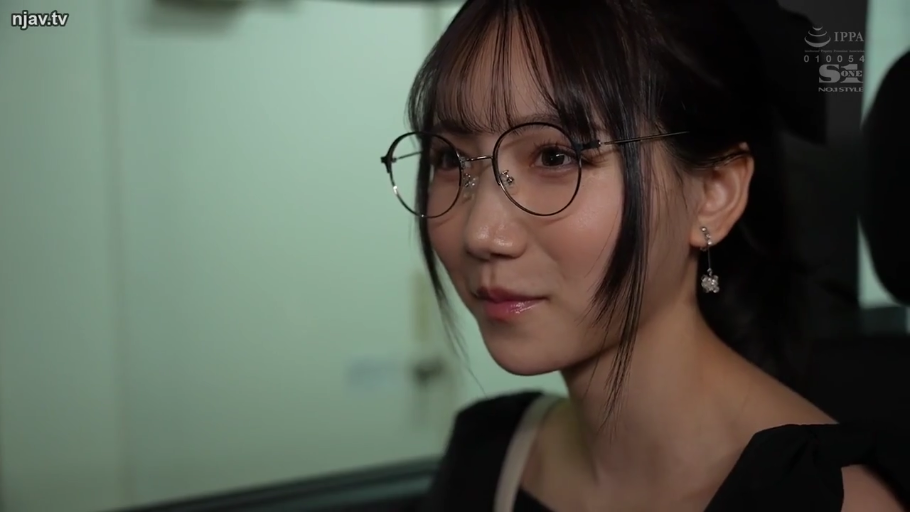 室内 · 坐姿 · 眼镜 · 脸部特写 · 微笑 · 凝视 · 黑色上衣 · 黑发