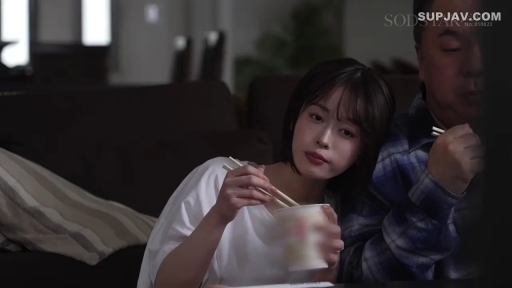 坐姿 · 中景 · 自然 · 客厅 · 休闲装 · 进食 · 筷子