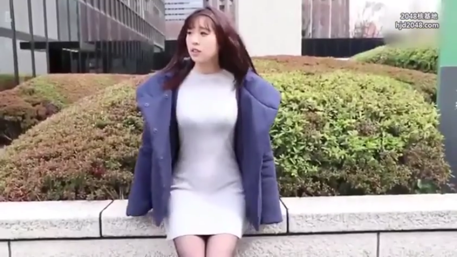 茫然 · 身材曲线特写 · 城市街头 · 蓝色厚外套