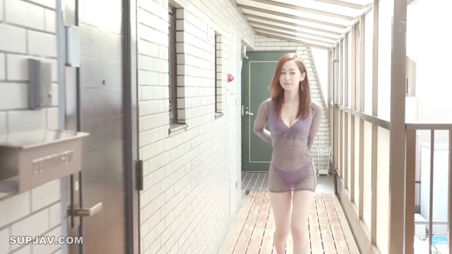 全身 · 微笑 · 走动 · 模特展示 · 清纯风 · 室外走廊 · 紫色透视装