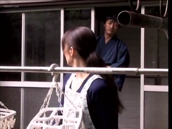 注视 · 日式浴衣 · 衣架 · 人物侧脸 · 日常居家环境 · 日式住宅阳台