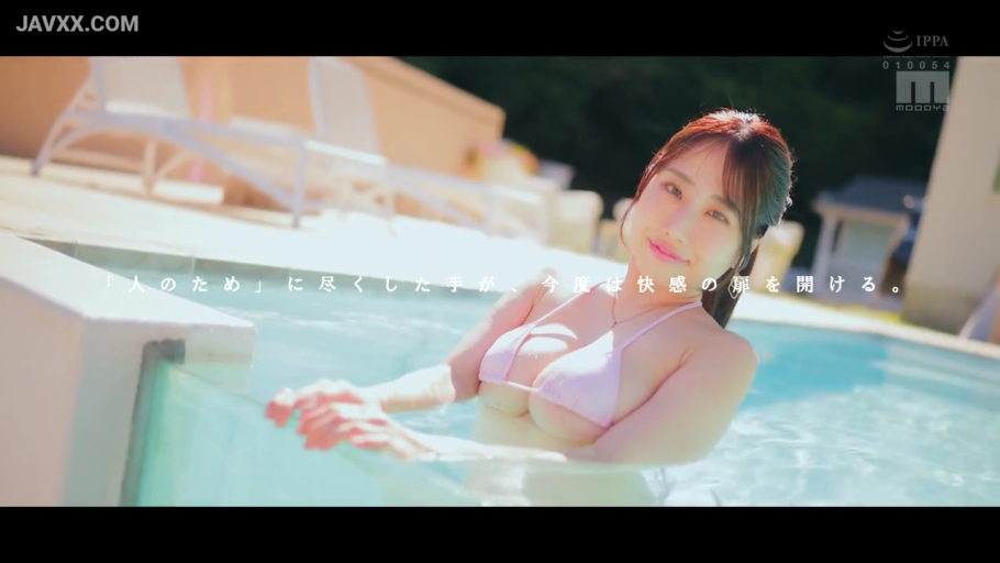 诱惑 · 上半身特写 · 粉色比基尼 · 阳光充足 · 室外游泳池