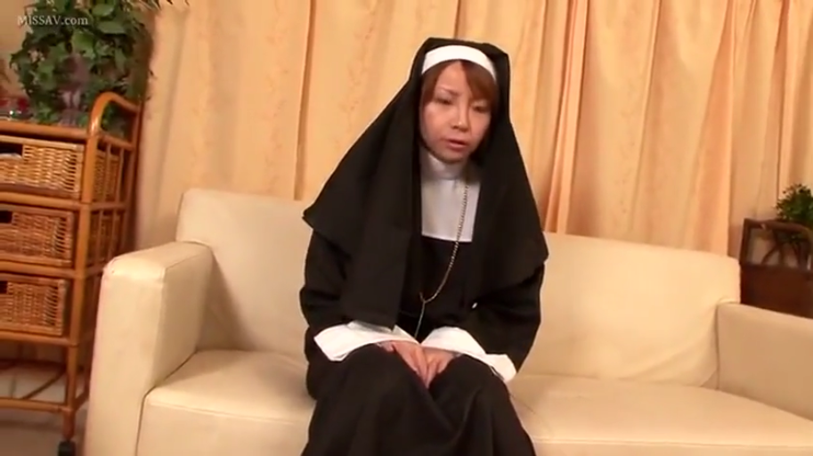 室内客厅 · 人物中景 · 略显忧郁 · 项链 · 全套黑色修女服