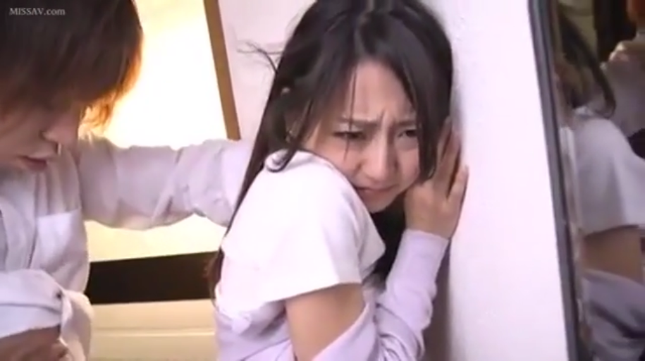 白色上衣 · 抗拒 · 室内墙角 · 女性面部特写