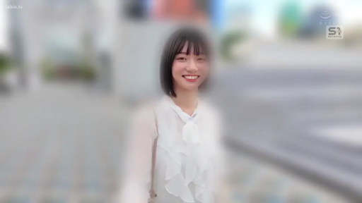 脸部特写 · 开朗笑容 · 户外 · 白色荷叶边衬衫