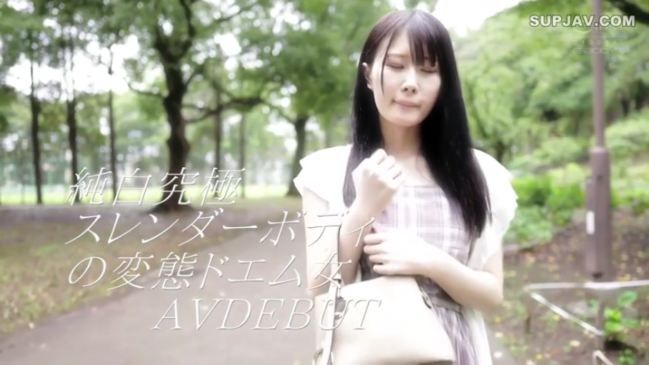 闭眼 · 人物半身特写 · 手提包 · 公园 · 浅色连衣裙 · 画面带有文字宣传信息