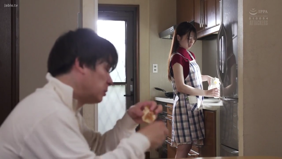 平静 · キッチン · 男子侧脸 · 白色长袖外套 · 围裙