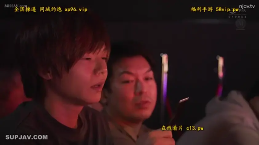 室内 · 坐姿 · 专注 · 面部特写 · 休闲服 · 观看 · 成年男性