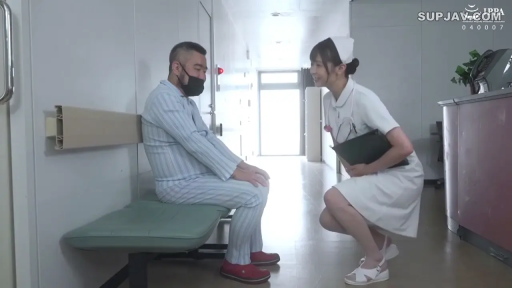 蓝白条纹病号服 · 温柔 · 病历夹 · 医院走廊 · 戴着口罩 · 病人侧脸