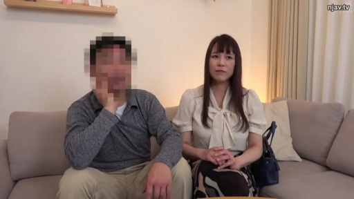 交谈 · 严肃 · 中景 · 客厅 · 手提包 · 码脸 · 并排坐姿 · 蝴蝶结衬衫