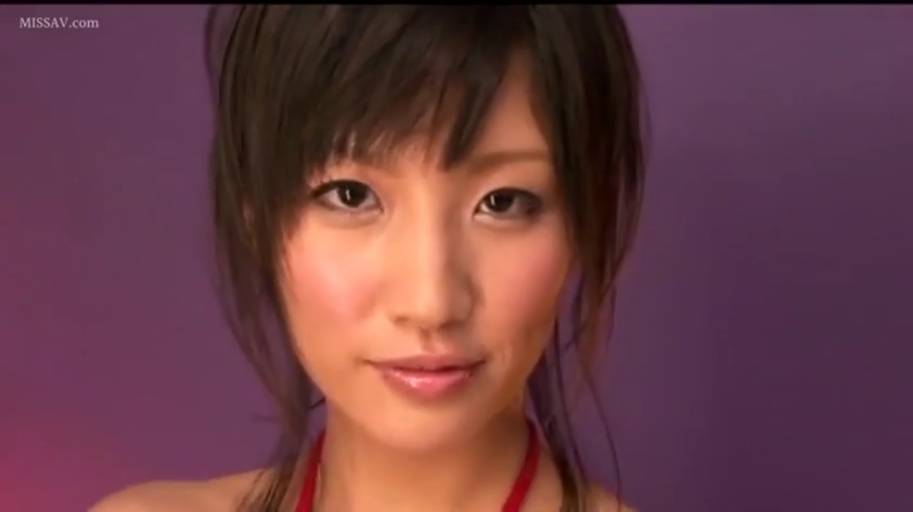 室内 · 脸部特写 · 微笑 · 注视 · 亚洲女性 · 正对镜头 · 红色挂脖衫