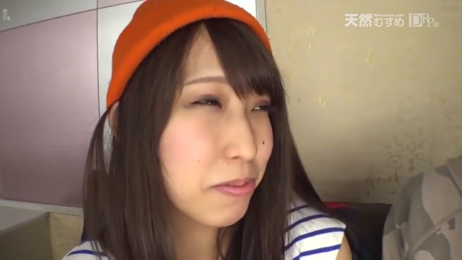 室内 · 坐姿 · 脸部特写 · 迷离 · 凝视 · 针织帽 · 日本AV