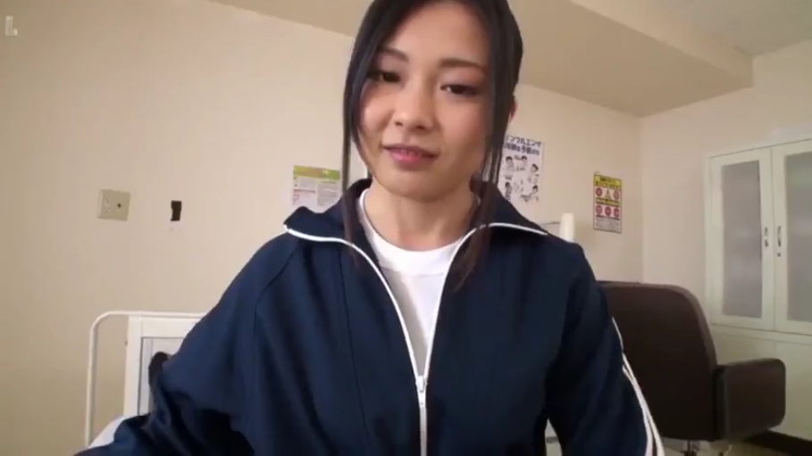 室内 · 坐姿 · 微笑 · 半身 · 注视 · 运动服 · 柜子 · 亚裔女性