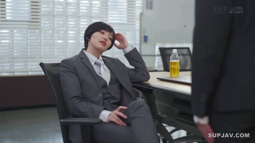 坐姿 · 交谈 · 办公室 · 办公桌 · 中景 · 傲慢 · 西装 · 短发