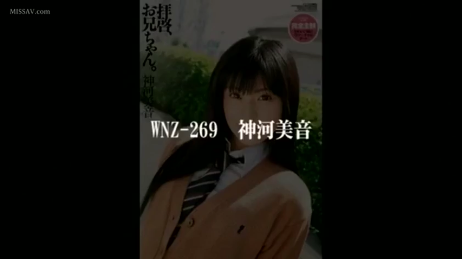 上半身特写 · 温柔 · 卡其色针织开衫 · 户外 · 图片上有水印和编号文字