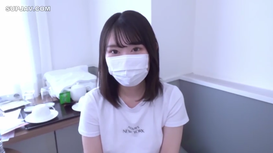 室内 · 坐姿 · 中景 · 白色T恤