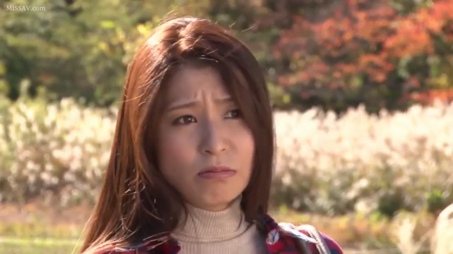 站立 · 面部特写 · 注视 · 格子外套 · 户外 · 长发 · 噘嘴