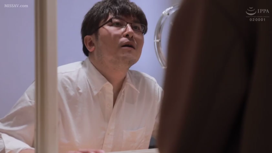 摄影棚 · 环形补光灯 · 白色衬衫 · 惊愕 · 男人面部特写