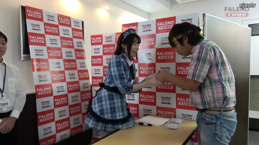 全景 · 宣传背景板 · 开心 · 活动现场 · 站立互动 · 蓝色格纹女仆装 · 签售握手 · 展会活动