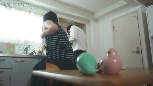 站立 · 厨房 · 条纹背心