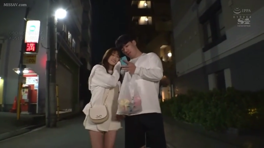 中景 · 微笑 · 街道 · 看手机 · 休闲服 · 情侣 · 依偎 · 购物袋