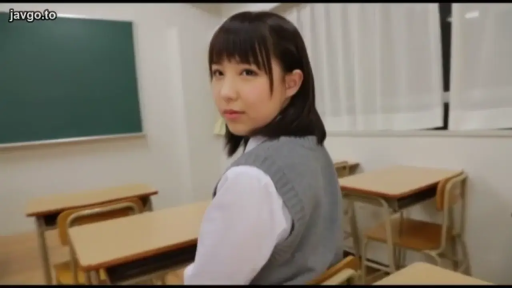 教室 · 注视 · 灰色针织背心 · 肩部特写