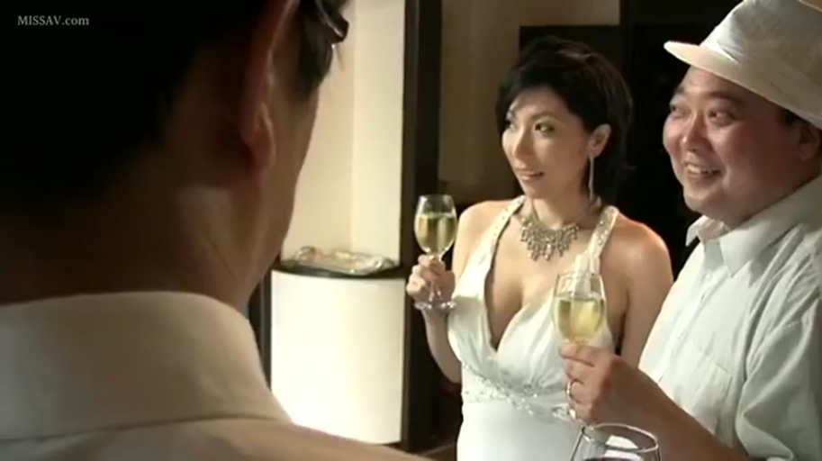 交谈神情 · 项链 · 室内聚会场所 · 女性面部及上身特写 · 酒杯 · 深V领白色晚礼服