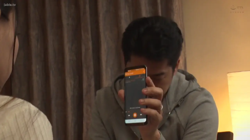 室内 · 坐姿 · 严肃 · 剧情 · 手机 · 灰色卫衣 · 展示手机 · 手机特写