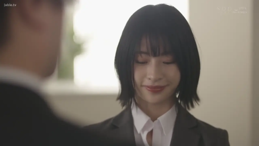 办公室 · 顔部のクローズアップ · 垂眼 · 黑色西服 · 自然光
