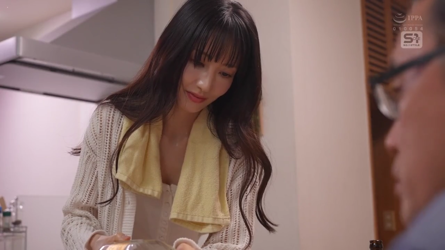 俯身 · 厨房 · 上半身 · 长发 · 温柔 · 毛巾 · 倒酒 · 白色针织开衫