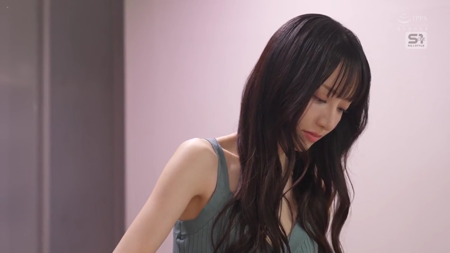 室内 · 半身特写 · 侧身位 · 灰色吊带背心