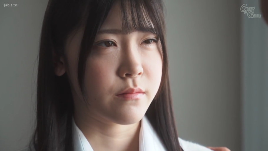 室内 · 迷茫 · 脸部特写 · 白色衬衫