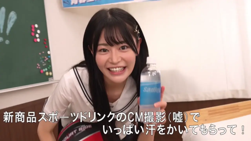 教室 · 开朗笑容 · 水瓶 · 人物面部特写 · 白色水手服校服 · 画面带有日语文字说明
