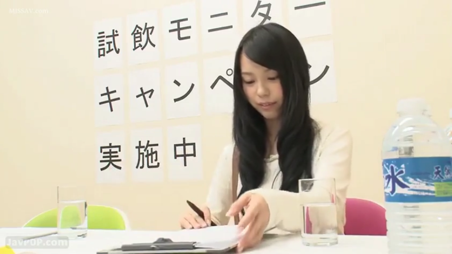 室内 · 坐姿 · 中景 · 自然 · 白色上衣 · 笔 · 写字 · 黑色长发