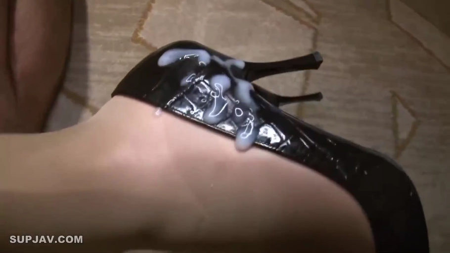 室内 · 足部特写 · 黑色高跟鞋 · 侧卧 · 射精