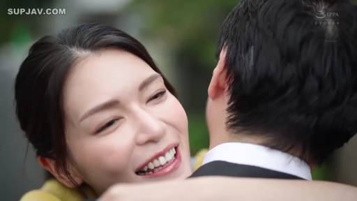 拥抱 · 职装 · 面部特写 · 户外