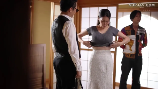 站立 · 多人 · 害羞 · 白色长裙 · 撩起上衣 · 日式房间 · 屏风