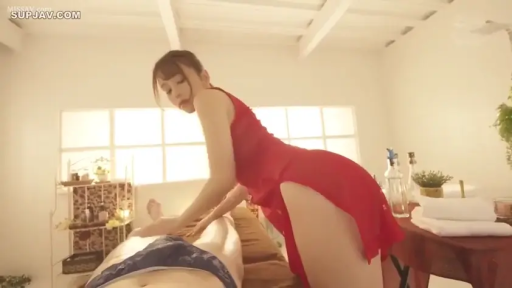 全身 · 俯身 · 专注 · 按摩室 · 按摩床 · 按摩 · 红色开叉裙