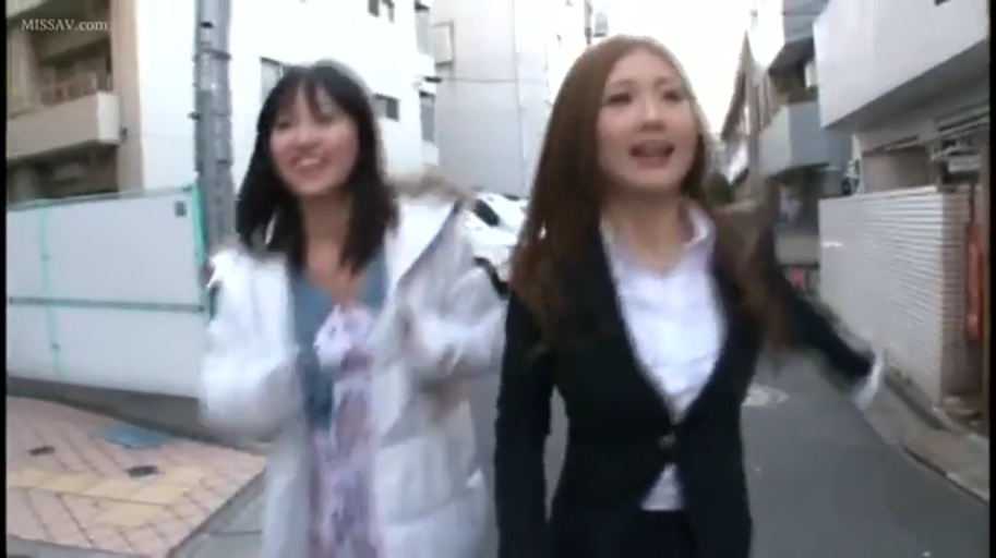 白色羽绒服 · 谈笑 · 城市街道 · 中景镜头
