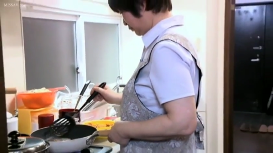 侧面 · 站立 · 厨房 · 围裙