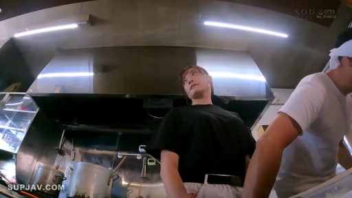 严肃 · 中景 · 站姿 · 厨房 · 黑色T恤 · 观望 · 厨具