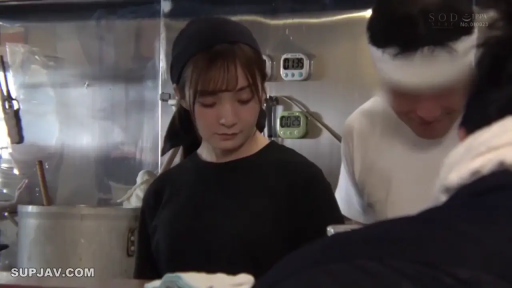 站立 · 中景 · 平静 · 职场 · 计时器 · 餐厅厨房 · 工作中 · 黑色工作服