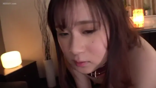 卧室 · 面部特写 · 昏暗灯光 · 颈圈 · 眼神下垂 · 红色皮质颈圈