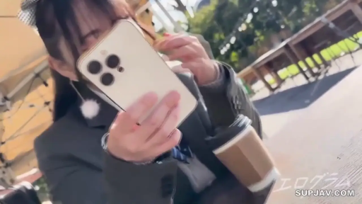 公园长椅 · 手机屏幕遮挡脸部 · 智能手机 · 深灰色校服西装 · 看不清脸部表情