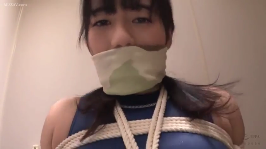 室内 · 胸前绳索特写 · 绳索 · 无助 · 蓝色连体衣 · 捆绑痕迹