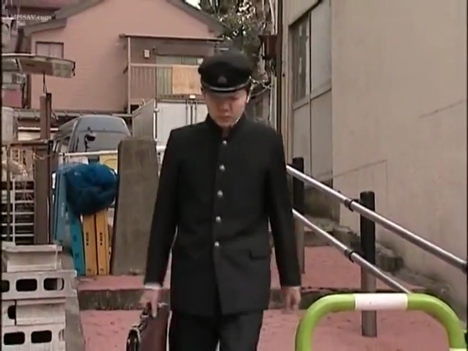 制服帽 · 面无表情 · 室外 · 中景镜头 · 学生制服帽