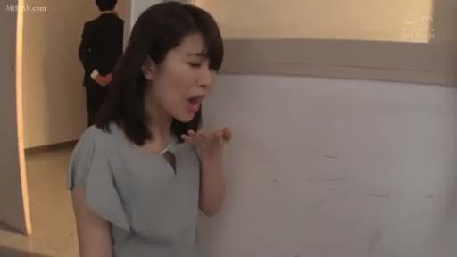 站立 · 中景 · 痛苦 · 熟女 · 室内走廊 · 干呕 · 浅色短袖